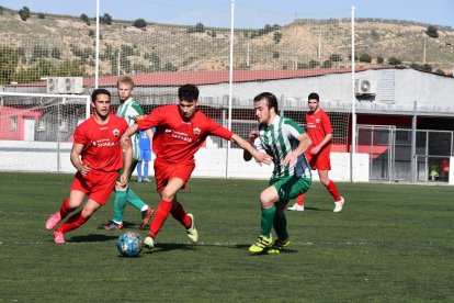 Un jugador de l’Alpicat B condueix la pilota davant de la pressió d’un rival.