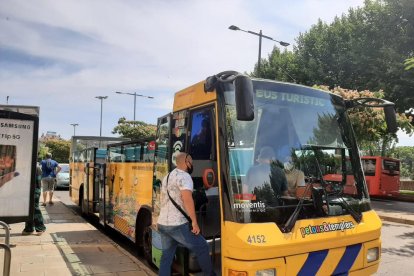 Alguns usuaris van pujar ahir en el primer dia de la temporada del Bus Turístic a la parada de la Paeria.