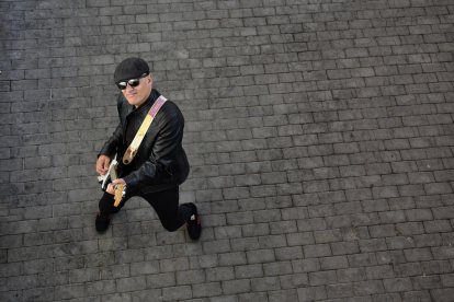 El rocker de Terrassa establert a Lleida Javier Sólo estrena un nou tema, ‘Héroes y villanos’.