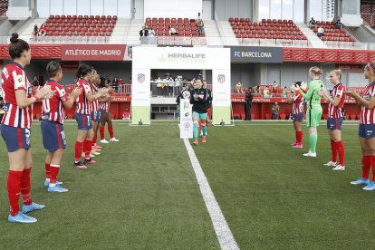 Passadís i primera derrota - L’Atlètic va fer ahir el passadís al Barça femení en duel de Lliga (4-3), que va significar la primera derrota de l’equip de Lluís Cortés durant aquesta temporada. Les blaugranes, que han conquerit el triplet ...