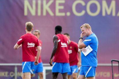 Ronald Koeman, durant un entrenament d’aquesta temporada.