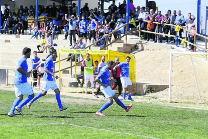 Moment en què jugadors i afició del Castellserà celebraven el gol del seu equip.