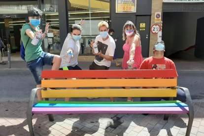 Jóvenes pintaron ayer varios bancos de Lleida con la bandera LGTBI. 