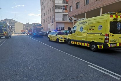 Bomberos y efectivos del SEM, ayer en Comtes d’Urgell. 