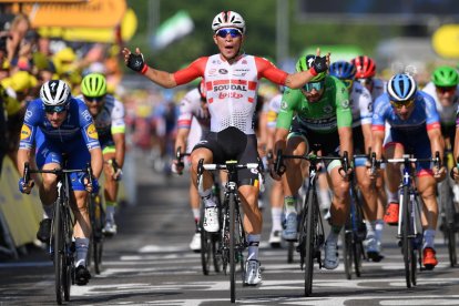 Caleb Ewan celebra su victoria en la ciudad de Nimes.