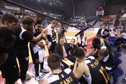 Aranzana da instrucciones a sus jugadores durante su estreno la pasada semana en el Barris Nord.