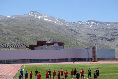 Els esportistes i els seus entrenadors posen davant el CAR de Sierra Nevada.