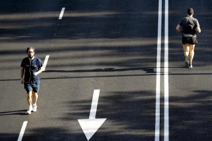 Diverses persones practiquen esport pel passeig de la Castellana.