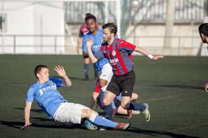 Vice corta una acción atacante del Tàrrega, ayer en el derbi disputado en Gardeny.