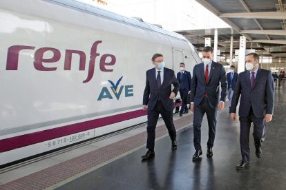 Puig, Sánchez i Ábalos, ahir, durant la inauguració d’un tram de l’AVE entre Madrid i Múrcia.