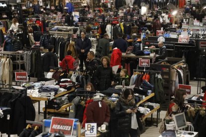 Clientes comprando ayer en el Unipreus, día festivo de apertura comercial.