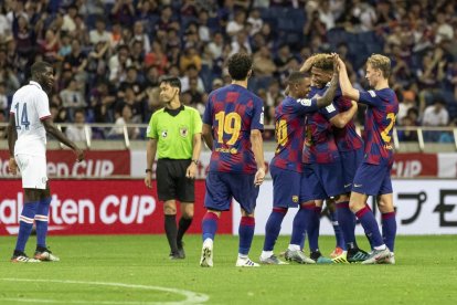 Los jugadores del Barça celebran el tanto de Rakitic en el tiempo añadido.