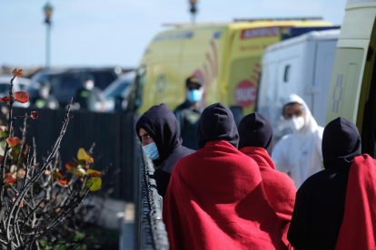 Migrants arribats dissabte en una pastera a Fuerteventura.