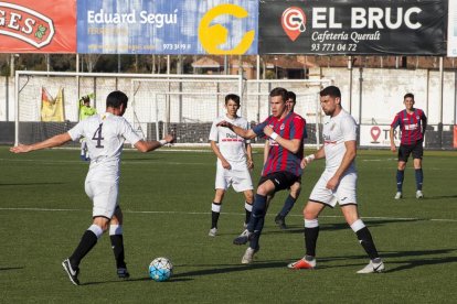 Edu Vives intenta desplaçar la pilota en una de les jugades del derbi d’ahir.