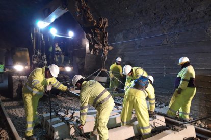 Imatge d’arxiu de les obres de renovació de les vies en un dels túnels l’any passat.