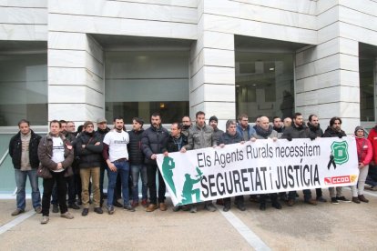 La Agrupació d’Agents Rurals de CCOO se manifestó el pasado lunes antes del inicio del juicio de Aspa. 