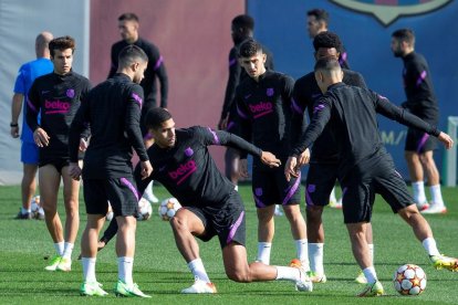 Jugadores del Barcelona, durante el entrenamiento de ayer antes de partir hacia Kiev.