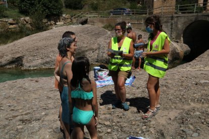 Agents de salut donant consells a banyistes a la Ribera Salada.