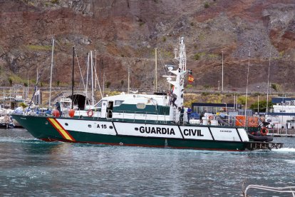 Efectivos policiales buscando en Tenerife al padre y las niñas.