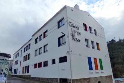 Exterior de la escuela Verge del Roser, en Vallirana.