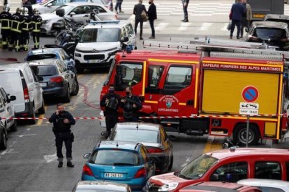 Almenys tres morts Almenys tres morts per un atac amb ganivet al costat d'una església a Niçaper un atac amb ganivet al costat d'una església a Niça