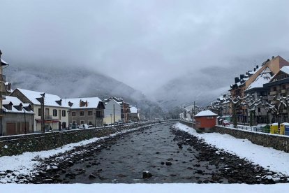 Vista de Bossòst i del riu Garona ahir.