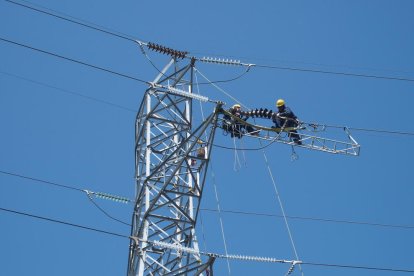 Operarios trabajando en una línea de alta tensión de Endesa.