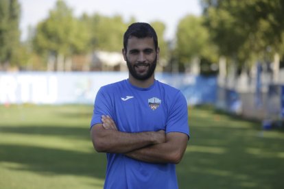 Pedro Martín forceja amb un jugador del Castelló per atrapar la pilota.