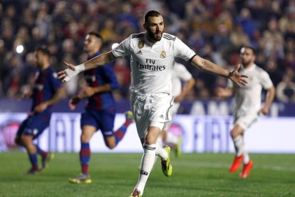 Karim Benzema celebra el primer tanto del Madrid, que llegó desde el punto de penalti.