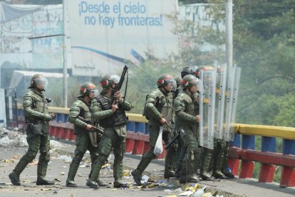 Antidisturbios venezolanos montan guardia en el puente Francisco de Paula Santander, en la frontera.