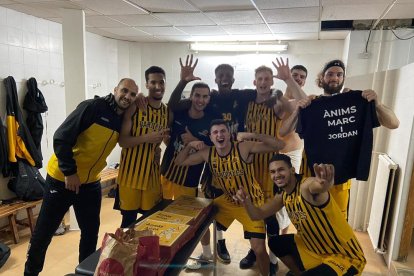 Los jugadores del Pardinyes celebran la victoria con una camiseta de apoyo a los jugadores lesionados.