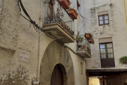 La rectoría dispone de dos pisos y dos locales.