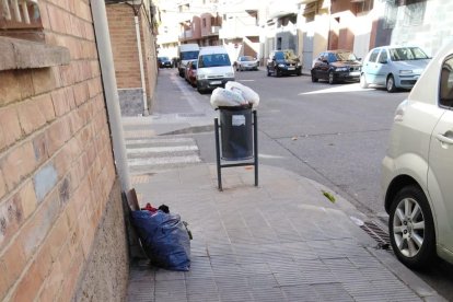 Els veïns es troben “cada dia” escombraries al carrer del Sifó.