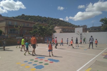 Alumnos de la escuela de Camarasa e internos del centro de Lleida juegan durante un paréntesis en los trabajos de jardín. 