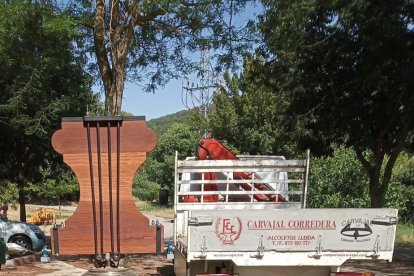 La campana, ya terminada, en el exterior del monasterio de Les Avellanes.