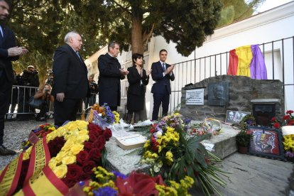 El presidente del Gobierno descubrió una placa conmemorativa en la tumba de Antonio Machado.