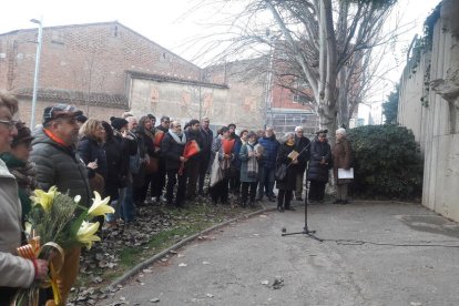 Casi medio centenar de personas asistieron ayer por la tarde al acto junto a la escultura del poeta.