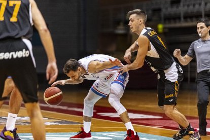 Adrián Chapela presiona a Pedro Llompart, uno de los jugadores más destacados del Alicante.