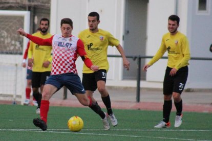  Isaac está a punto de golpear un balón tras dejar atrás a varios rivales.