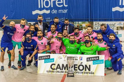 El Barcelona celebra el título en un torneo que ha patrocindo la firma leridana Ilerna. 