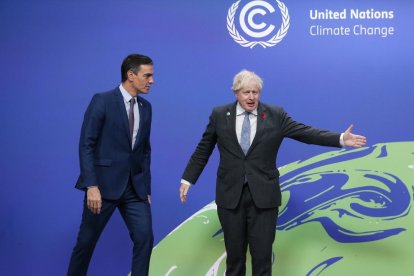 L’amfitrió de la cimera, el primer ministre britànic, Boris Johnson, rep Pedro Sánchez.