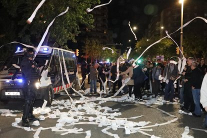 Moment en què els manifestants llancen paper de vàter a la comissaria de la Policia Nacional.