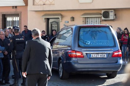 El furgó amb el fèretre del petit, a l’arribar al tanatori del barri malagueny d’El Palo.