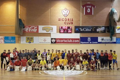 Al final del torneig, tots els participants es van fer la foto de família al pavelló del Sícoris Club.