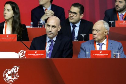 Suárez Santana, al costat de Rubiales en una assemblea de l’RFEF.