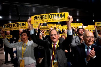 Quim Torra, al centre, amb un dels cartells demanant la llibertat dels presos.