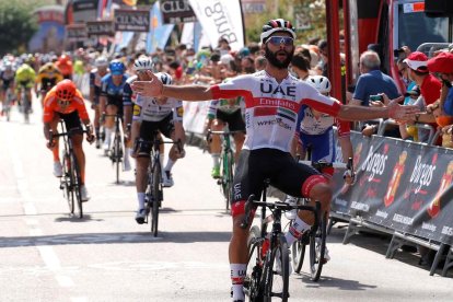 Gaviria, en el moment de creuar la línia de meta com a guanyador de l’etapa.