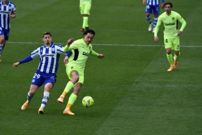 Borja Sainz pugna con el uruguayo del Atlético, José María Giménez.