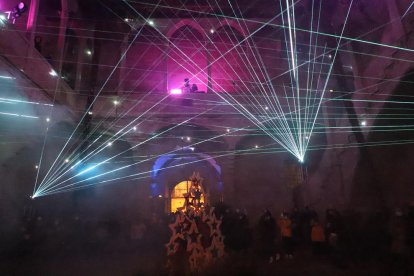 Quatre canons làser van projectar l’espectacle de llums sobre l’arquitectura del pati interior de la institució.