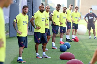 Arturo Vidal, junto a Messi, en el retorno ayer a los entrenamientos en la Ciutat Esportiva.